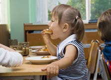 La fille mange Photographie stock La fille mange Photographie stock