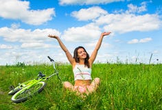 La fille mignonne apprécie l'été après recyclage du croiseur images stock La fille mignonne apprécie l'été après recyclage du croiseur images stock