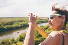 La fille prend des photos au téléphone photographie stock libre de droits La fille prend des photos au téléphone photographie stock libre de droits