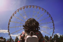 La fille regarde la grande roue image stock La fille regarde la grande roue image stock