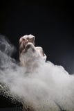 La fille rousse nue a tiré en nuage de poussière blanc La fille rousse nue a tiré en nuage de poussière blanc