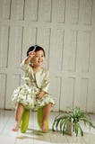 La fille s'asseyent sur la présidence photo stock La fille s'asseyent sur la présidence photo stock