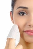 La fin d'une élimination de visage de femme composent avec un chiffon de bébé La fin d'une élimination de visage de femme composent avec un chiffon de bébé
