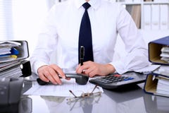 La fin de la femme d'affaires monte pour appeler tout en rédigeant le rapport, calculant ou vérifiant l'équilibre Photographie stock La fin de la femme d'affaires monte pour appeler tout en rédigeant le rapport, calculant ou vérifiant l'équilibre Photographie stock