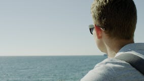 La fin se lève d'un homme regardant la mer clips vidéos La fin se lève d'un homme regardant la mer clips vidéos