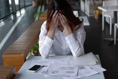 La fin a soumis à une contrainte le jeune visage asiatique frustrant de bâche de femme d'affaires avec des mains sur le bureau da photos libres de droits La fin a soumis à une contrainte le jeune visage asiatique frustrant de bâche de femme d'affaires avec des mains sur le bureau da photos libres de droits