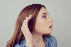 La fin vers le haut du portrait de la belle femme newsy fouineuse intéressée veut Photographie stock libre de droits La fin vers le haut du portrait de la belle femme newsy fouineuse intéressée veut Photographie stock libre de droits