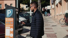 La fine su ha sparato di un uomo che inserisce un biglietto del parcheggio ad una macchina automatizzata di paga Le macchine auto archivi video La fine su ha sparato di un uomo che inserisce un biglietto del parcheggio ad una macchina automatizzata di paga Le macchine auto archivi video