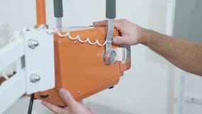 La fine sulle mani maschii di medico ha installato i raggi x a macchina all'ospedale Strumenti medici in clinica senza paziente video d archivio La fine sulle mani maschii di medico ha installato i raggi x a macchina all'ospedale Strumenti medici in clinica senza paziente video d archivio
