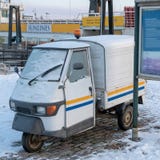 LA FINLANDIA, HELSINKI - GENNAIO 2015: veicolo d'annata tradizionale con tre weels, parcheggiati accanto al porto nell'inverno fotografie stock LA FINLANDIA, HELSINKI - GENNAIO 2015: veicolo d'annata tradizionale con tre weels, parcheggiati accanto al porto nell'inverno fotografie stock