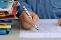 La firma del contratto fotografia stock libera da diritti La firma del contratto fotografia stock libera da diritti