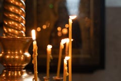 La flamme des bougies d'église allumées dans l'église photographie stock La flamme des bougies d'église allumées dans l'église photographie stock