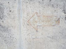 La flèche de vintage se connectent le plancher de mortier image stock La flèche de vintage se connectent le plancher de mortier image stock