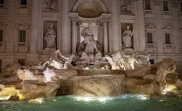 La fontaine de TREVI la nuit photo libre de droits La fontaine de TREVI la nuit photo libre de droits