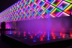 La fontaine et le bâtiment de musique ont mené le mur extérieur photos libres de droits La fontaine et le bâtiment de musique ont mené le mur extérieur photos libres de droits