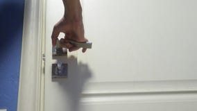 La forma de vida masculina de la mano del hombre abre la puerta fuera del cuarto Viaje del concepto del alojamiento de hotel El h almacen de video La forma de vida masculina de la mano del hombre abre la puerta fuera del cuarto Viaje del concepto del alojamiento de hotel El h almacen de video