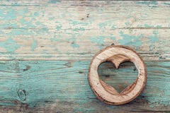 La forma del cuore scolpita in legno ha tagliato sui vecchi bordi del turchese fotografia stock La forma del cuore scolpita in legno ha tagliato sui vecchi bordi del turchese fotografia stock