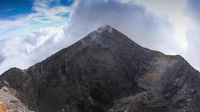 La forme de cône classique du volcan d'Arenal dans la côte La forme de cône classique du volcan d'Arenal dans la côte