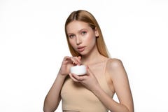La foto di bella donna, si chiude sullo studio su fondo bianco Il fronte femminile di bellezza con perfetto compone Tenuta della fotografia stock La foto di bella donna, si chiude sullo studio su fondo bianco Il fronte femminile di bellezza con perfetto compone Tenuta della fotografia stock