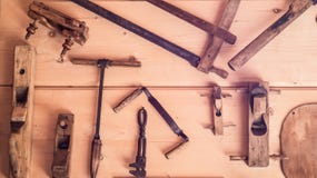 La foto horizontal de las herramientas viejas en la pared de madera paisaje Herramientas decorativas antiguas fotografía de archivo libre de regalías La foto horizontal de las herramientas viejas en la pared de madera paisaje Herramientas decorativas antiguas fotografía de archivo libre de regalías