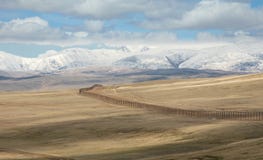 La frontiera di stato fra Rosiey e la Mongolia nel Altai Mounta immagine stock libera da diritti La frontiera di stato fra Rosiey e la Mongolia nel Altai Mounta immagine stock libera da diritti