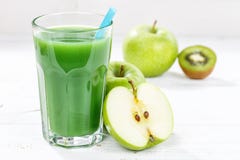 La fruta de cristal del smoothie del jugo de la manzana de la espinaca verde del kiwi da fruto Imagen de archivo libre de regalías La fruta de cristal del smoothie del jugo de la manzana de la espinaca verde del kiwi da fruto Imagen de archivo libre de regalías