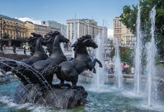 La fuente cuatro estaciones con los caballos en Manezh ajusta en Alexander foto de archivo libre de regalías La fuente cuatro estaciones con los caballos en Manezh ajusta en Alexander foto de archivo libre de regalías