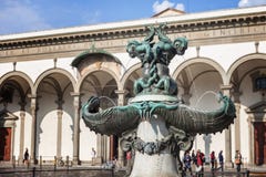 La fuente en la plaza Santissima Annunziata en Florencia fotos de archivo libres de regalías La fuente en la plaza Santissima Annunziata en Florencia fotos de archivo libres de regalías