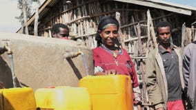 La gente acerca al punto de agua en Etiopía La gente acerca al punto de agua en Etiopía