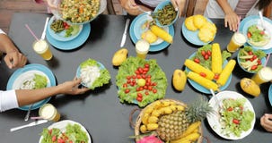 La gente agrupa la consumición de la opinión de ángulo superior vegetariana sana de la comida, amigos que hablan la comunicación metrajes La gente agrupa la consumición de la opinión de ángulo superior vegetariana sana de la comida, amigos que hablan la comunicación metrajes