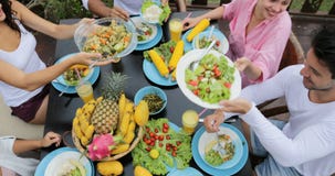 La gente agrupa la consumición de la opinión de ángulo superior vegetariana sana de la comida, amigos que hablan la comunicación metrajes La gente agrupa la consumición de la opinión de ángulo superior vegetariana sana de la comida, amigos que hablan la comunicación metrajes