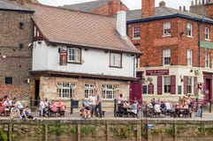La gente al fiume orientale Ouse York di lungomare della riva del fiume fotografia stock libera da diritti La gente al fiume orientale Ouse York di lungomare della riva del fiume fotografia stock libera da diritti