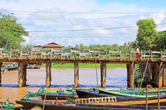 La gente attraversa il ponte di legno, Nyaungshwe, Myanmar fotografia stock libera da diritti La gente attraversa il ponte di legno, Nyaungshwe, Myanmar fotografia stock libera da diritti