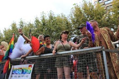 La gente che balla e che si diverte in Pride Parade gay a Benidorm fotografia stock La gente che balla e che si diverte in Pride Parade gay a Benidorm fotografia stock