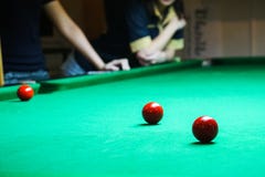 La gente che gioca lo snooker dello stagno immagine stock libera da diritti La gente che gioca lo snooker dello stagno immagine stock libera da diritti