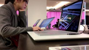 La gente che gioca nuovo computer al deposito di Microsoft archivi video La gente che gioca nuovo computer al deposito di Microsoft archivi video