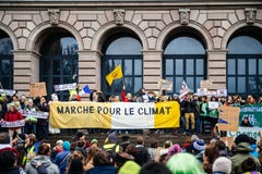La gente che marcia alla Marche versa Le Climat in Francia davanti a U fotografia stock La gente che marcia alla Marche versa Le Climat in Francia davanti a U fotografia stock