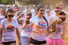 La gente che partecipa al colore funziona a Praga fotografia stock La gente che partecipa al colore funziona a Praga fotografia stock