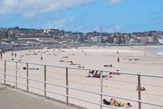 La gente che si rilassa e che prende il sole all'inizio della stagione calda sulla spiaggia di Bondi fotografia stock libera da diritti La gente che si rilassa e che prende il sole all'inizio della stagione calda sulla spiaggia di Bondi fotografia stock libera da diritti