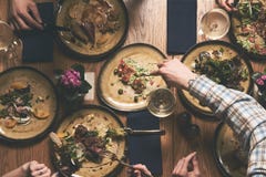 La gente come comidas sanas y la tabla festiva del alcohol de la bebida fotografía de archivo La gente come comidas sanas y la tabla festiva del alcohol de la bebida fotografía de archivo