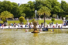La gente cuelga hacia fuera alrededor de la piscina foto de archivo libre de regalías La gente cuelga hacia fuera alrededor de la piscina foto de archivo libre de regalías