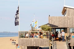 La gente delle famiglie tira il ristorante in secco, Renesse, Paesi Bassi immagini stock La gente delle famiglie tira il ristorante in secco, Renesse, Paesi Bassi immagini stock