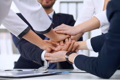 La gente di affari della gente di affari del gruppo raggruppa il lavoro di squadra di mostra felice e prender per manosi o dare c Fotografia Stock Libera da Diritti La gente di affari della gente di affari del gruppo raggruppa il lavoro di squadra di mostra felice e prender per manosi o dare c Fotografia Stock Libera da Diritti