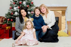 La gente di famiglia di quattro intorno ad un albero di Natale immagini stock libere da diritti La gente di famiglia di quattro intorno ad un albero di Natale immagini stock libere da diritti