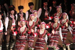 La gente en trajes tradicionales del folclore realiza la danza popular Horo b?lgaro imagen de archivo libre de regalías La gente en trajes tradicionales del folclore realiza la danza popular Horo b?lgaro imagen de archivo libre de regalías