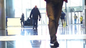 La gente entra al centro de negocios metrajes La gente entra al centro de negocios metrajes