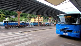 La gente está esperando el autobús La gente está esperando el autobús