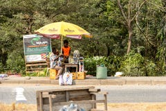 La gente ghanesa no identificada vende mercancías en pueblo local Peopl imágenes de archivo libres de regalías La gente ghanesa no identificada vende mercancías en pueblo local Peopl imágenes de archivo libres de regalías