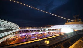 La gente gode del partito di notte sulla piattaforma della nave da crociera Fotografia Stock Libera da Diritti