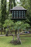 La gente indonesia disfruta de un día libre en Medan Merdeka al lado de una casa del pájaro en Jakarta, Indonesia foto de archivo libre de regalías La gente indonesia disfruta de un día libre en Medan Merdeka al lado de una casa del pájaro en Jakarta, Indonesia foto de archivo libre de regalías